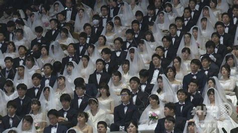 統一教会の合同結婚式の画像まとめ！芸能人はいる？2023年現在の様子も！ Ayatra Room