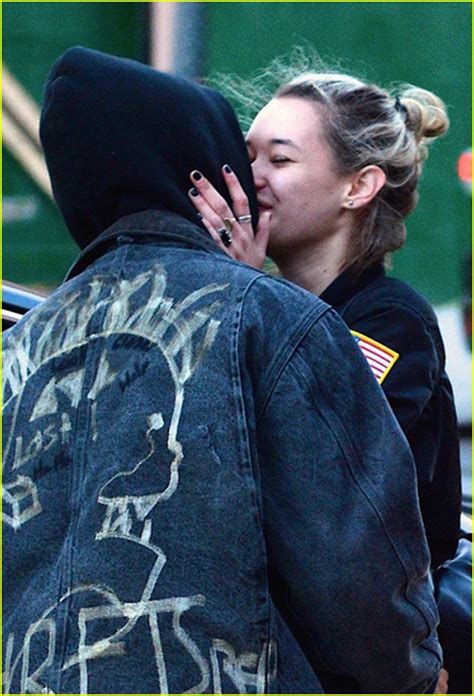 Full Sized Photo of jaden smith sarah snyder kiss brooklyn 02 | Jaden ...