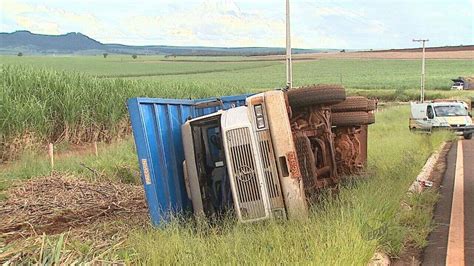 Vídeo Caminhão que transportava cana tomba na Rodovia Anhanguera