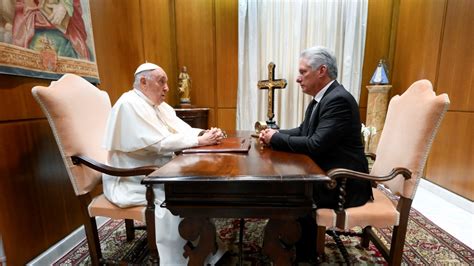 El Papa se reúne con el presidente cubano mientras se realiza una