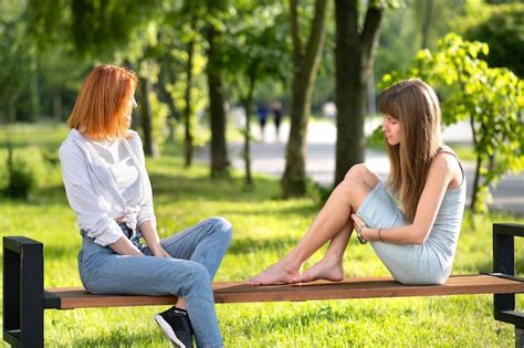 Deux Jeunes Filles Amis Assis Sur Un Banc Dans Le Parc Dété Bavardant