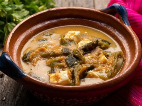 Guisado De Rajas Con Queso En Salsa Verde Estilo Ranchero