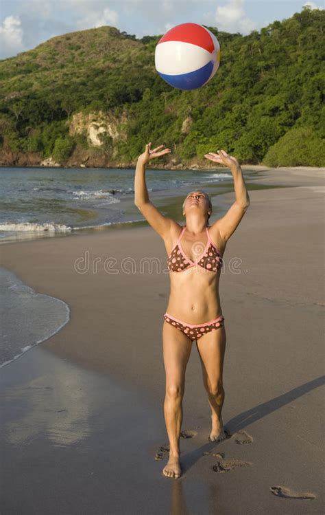 Frau Im Bikini Der Mit Beachball Auf Strand Spielt Stockbild Bild von ruhig glück