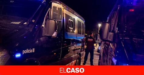 Una Treintena De J Venes Ataca A Los Mossos En La Fiesta Mayor De