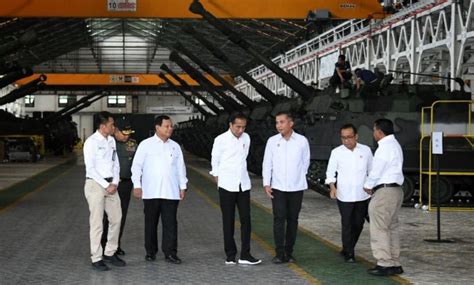 Bey Machmudin Dampingi Presiden Jokowi Ke Pt Pindad Bandung