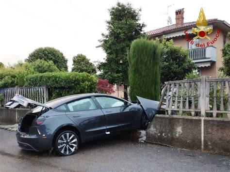 Brembate Finisce Fuoristrada E Sfonda Il Muretto Di Un Giardino