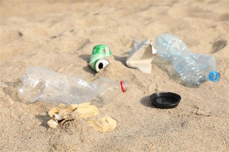 Lixo Espalhado Na Praia Perto Do Alto Mar Problema De Reciclagem Foto