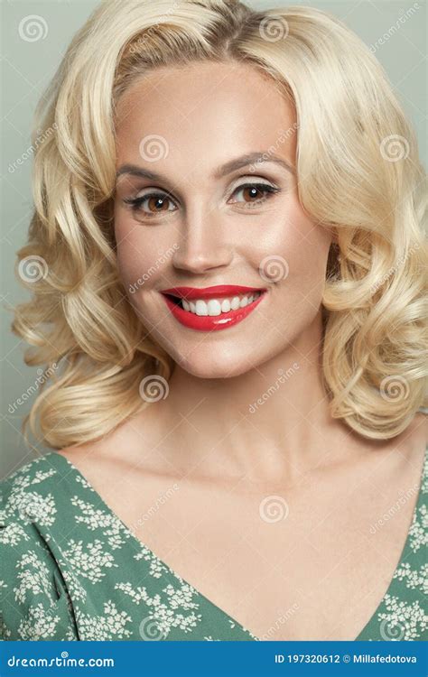 Süße Blonde Frau Mit Lockigem Haar Und Make up Stockfoto Bild von attraktiv frau