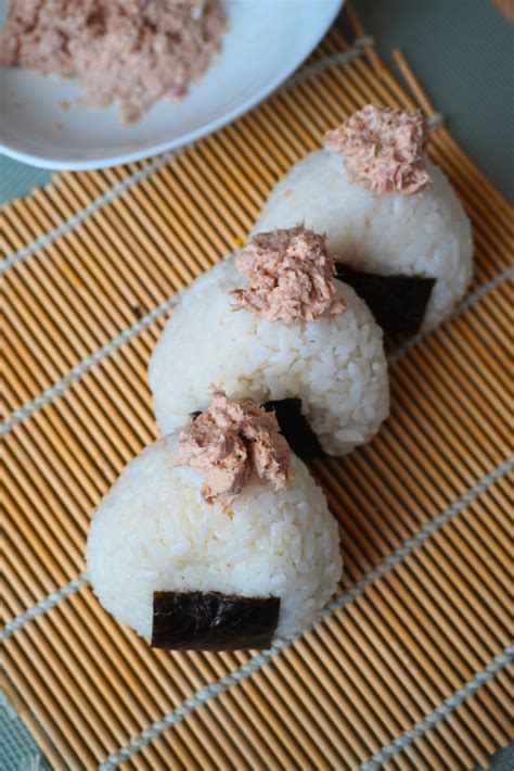 Onigiri mit Thunfisch Mayo Füllung Rezept für japanische Reisbällchen