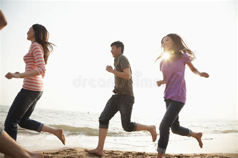 Amigos Que Corren En La Playa Y Que Se Divierten Imagen De Archivo