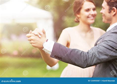 Pares Hermosos De La Boda Que Disfrutan De Casarse Imagen De Archivo