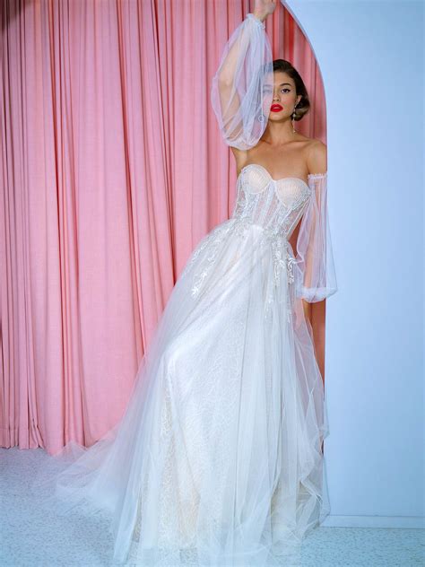 Romantic A-line dress with detachable puff sleeves
