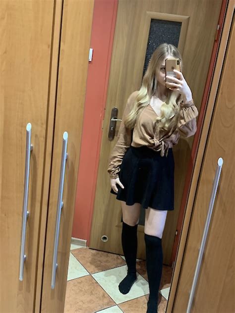 J Hrige Jungfrau Sucht Sex Und Schickt Auch Geile Nacktfotos