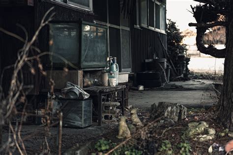 不気味な廃屋の庭の写真素材 ぱくたそ