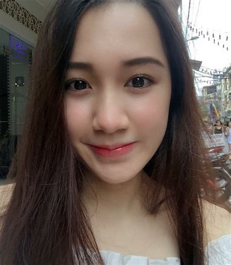 Hot girl Lào gốc Việt Chi Chi và chị em gái khoe ảnh tung tăng ở Hà Nội