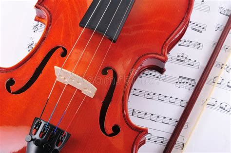 Violino E Arco Violino Fechar Em Fundo Branco Foto De Stock Imagem De