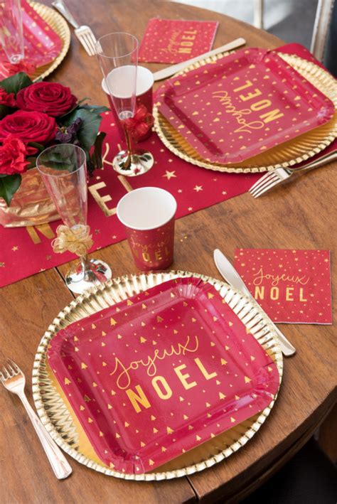 10 Assiettes en carton Joyeux Noël rouge et or 23 cm Vegaooparty