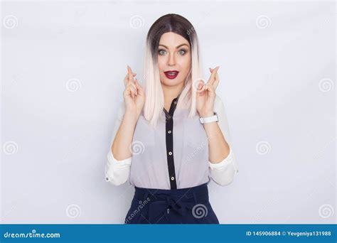 Femme Blonde De Secr Taire Au Dessus Du Fond Blanc Photo Stock Image