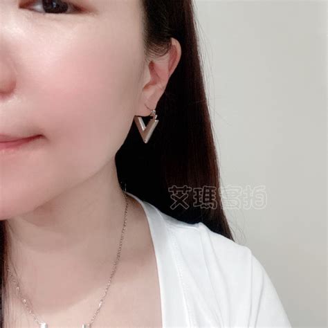 🎀艾瑪飾品🎀重工款v字母 耳環 耳扣 耳通體鈦鋼不鏽鋼醫療鋼耳扣式【現貨】 蝦皮購物