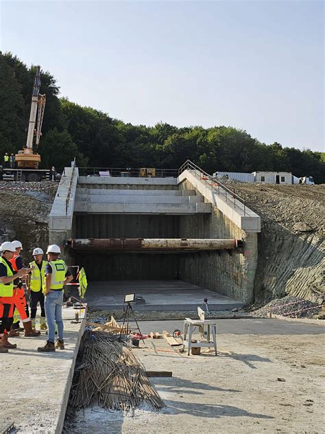 CUM ARATA PRIMUL TUNEL CARE VA TRAVERSA CARPATII Tunelul Este Lung De