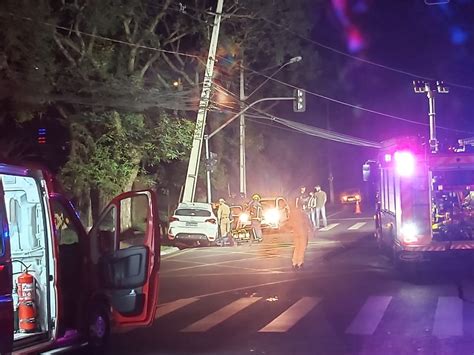 Homem fica gravemente ferido após bater carro contra poste em Curitiba