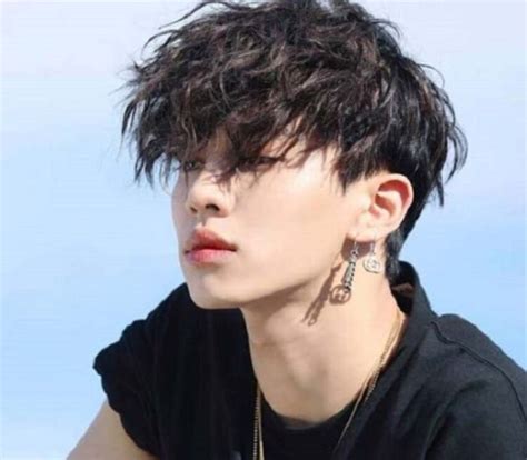 Trend thời trang nam tóc nam uốn ruffled kiểu tóc hot nhất năm 2023