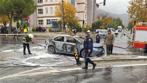 Muğla da seyir halindeki otomobil alev alev yandı Son Dakika Haberleri