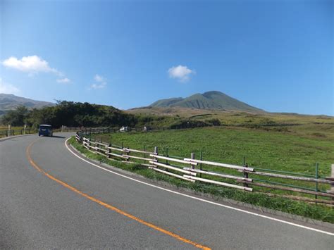 絶景ドライブルート 牧草地と草原が続く、阿蘇山への絶景登山道路 熊本県阿蘇市 クルマ情報サイトｰ