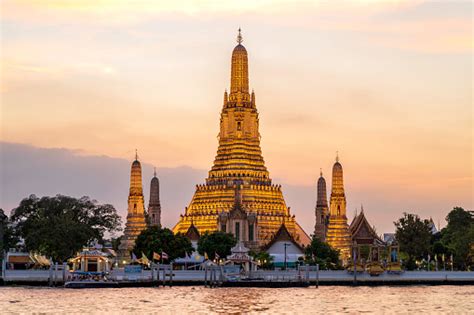 Kuil Wat Arun Saat Matahari Terbenam Di Bangkok Thailand Foto Stok