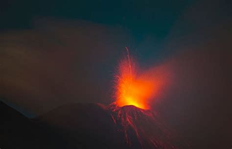 Erupcja Wulkanu Na Jednej Z Karaibskich Wysp Py I Ogromny Huk Wideo