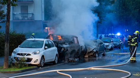 Zwei Autos brennen in Langen aus Riesige Rauchsäule weithin sichtbar