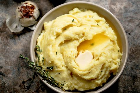 Roasted Garlic Vegan Mashed Potatoes and Red Wine Gravy - Mindful Cooks