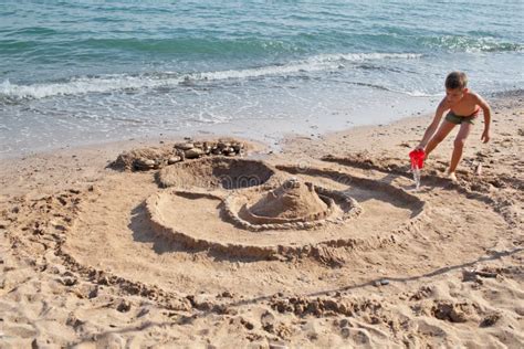 Building sand castle stock image. Image of activity, beach - 26259093