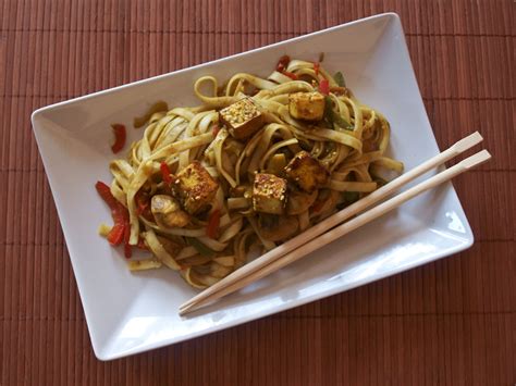 Rynn s Om Nom Nom Makaron smażony z tofu i warzywami