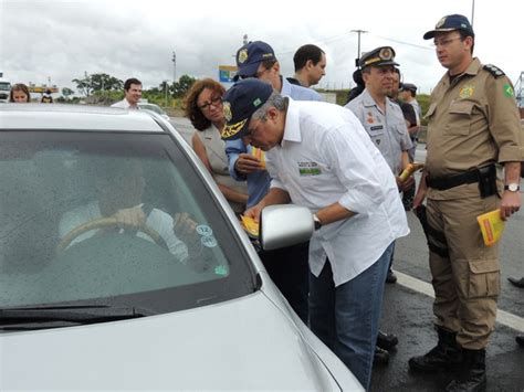 G1 Ministro da Saúde e PRF fazem blitz educativa na Dutra em Arujá