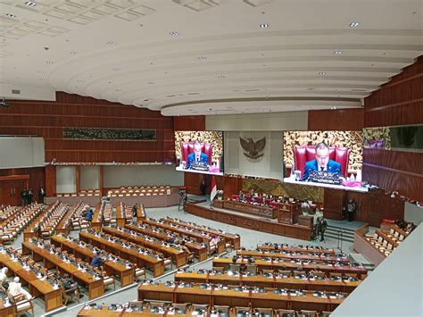 Keadilan Paripurna Masa Sidang Iv Dpr Puan Maharani Absen