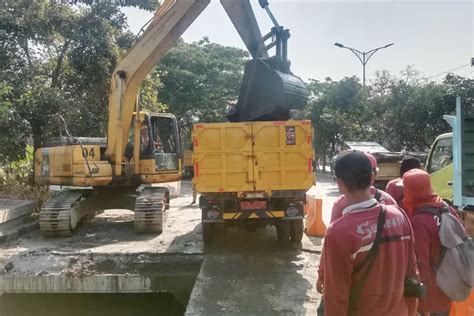 Pemkot Surabaya Keruk Sedimen Di Box Culvert Balongsari Untuk