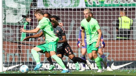 Fußball Bundesliga Bayern siegt in Wolfsburg Heidenheim gewinnt