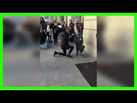 Milano Corpo Di Ballo E Striscione Vuoi Sposarmi Flash Mob D Amore