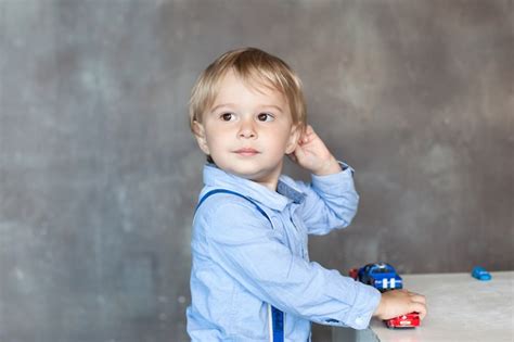 Retrato De Un Lindo Ni O Jugando Con Coloridos Coches De Juguete Ni O