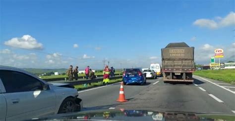 Quatro Carros Se Envolvem Em Engavetamento Na Via Dutra Em Resende