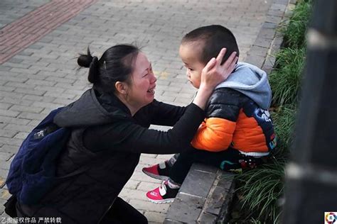 花光钱后被迫出院 单亲妈妈跪在街头凤凰网