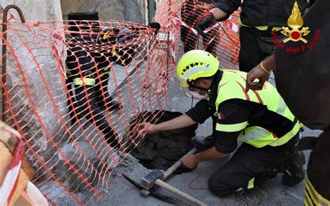 Voragine In Via Cruillas A Palermo Profonda 16 Metri Nessun Ferito