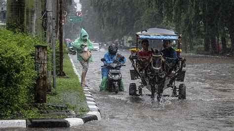 Hujan Deras Sejumlah Ruas Jalan Di Kelapa Gading Terendam Banjir