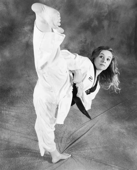 Pin En Female Karate Art Artes Marciales Mixtas Marcial Defensa