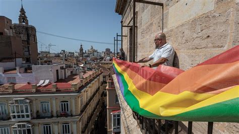 El Palau De La Generalitat Y Las Corts Valencianes Lucen La Bandera