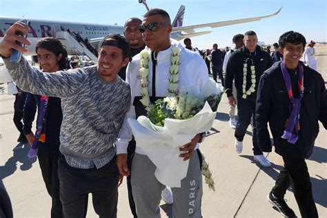 Lionel Messi, Kylian Mbappe and Neymar greeted with flowers and music ...