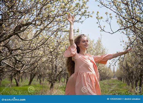 Belle Femme Blonde Dans Un Jardin Fleuri Image Stock Image Du Fleur Caucasien