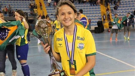 Cearense Amandinha é eleita a melhor jogadora de futsal do mundo pela