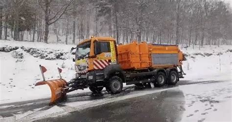 La nieve complica el tráfico en las carreteras riojanas